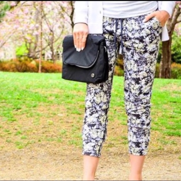 ❌SOLD❌🌵NWT lululemon party om bag - Picture 2 of 8